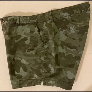Old Navy Camo Mid-Rise Everyday Shorts 
Size 16